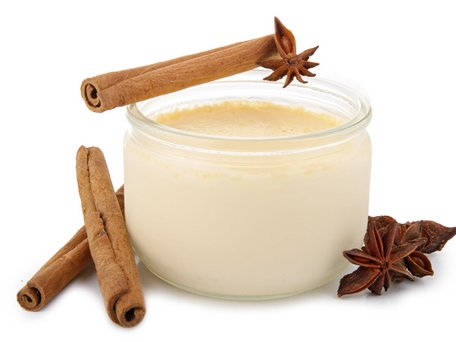 Zimtparfait mit gerösteten Zwetschgen