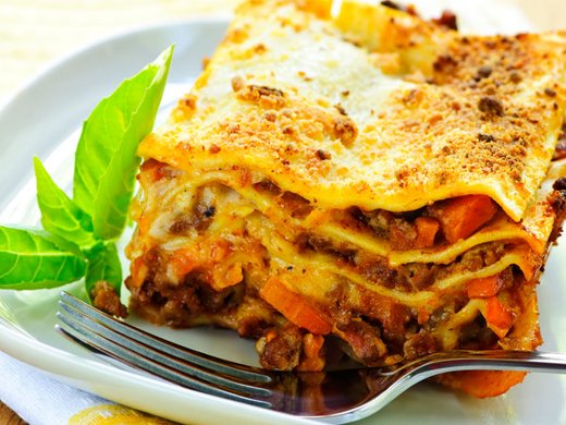 Lasagne mit Fleischsoße, Pilzen und grünem Spargel