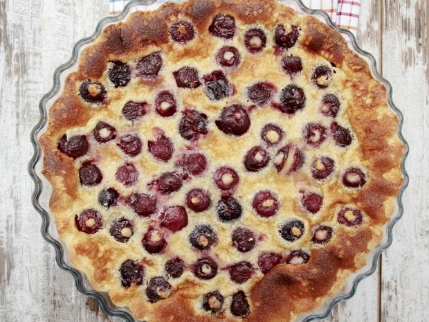 Weicher Clafoutis mit Früchten