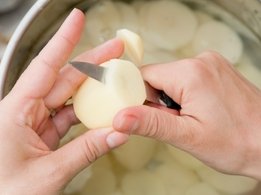 Vor dem Kochen sollten Sie Kartoffeln und Gemüse in kleine Würfel schneiden und in Wasser einweichen.