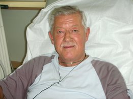 Männlicher Patient lächelt während der Dialyse