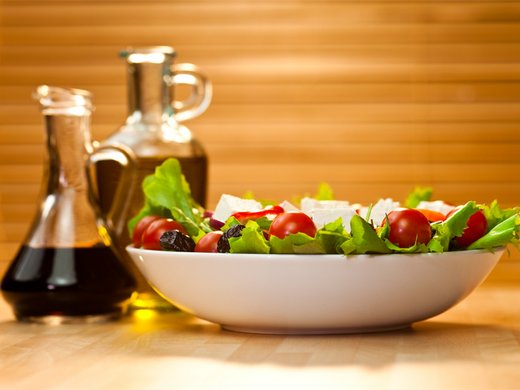 Italienischer Salat mit grünen Nudeln