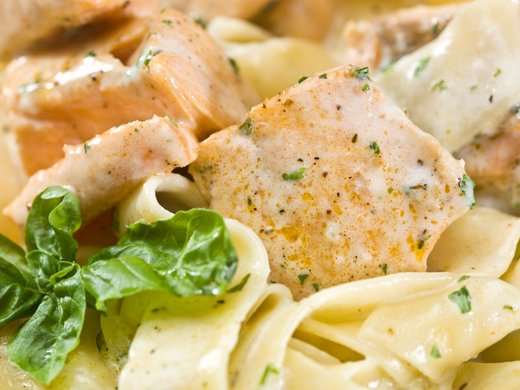 Putenschnitzel mit Crème Fraîche und frischen Tagliatelle