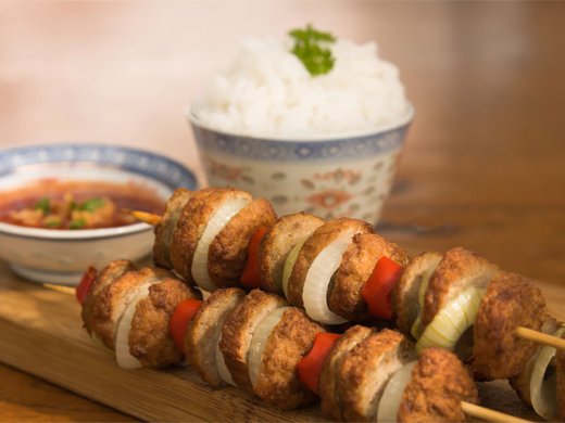Hähnchen- und Schweinefleischschaschlik