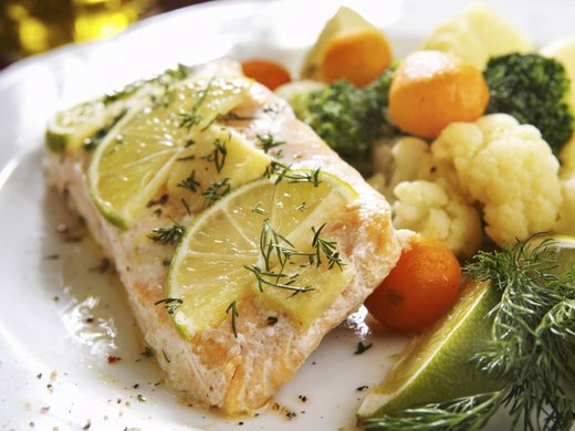 Lachs mit Zitronen-Kräuter-Kruste mit Frühlingsgemüse in Kräutersahne mit Reis