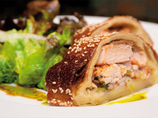 Kräuterlachsfilet in Filoteig (Strudelteig) mit sautiertem Rucolasalat und Dijonsenf-Vinaigrette