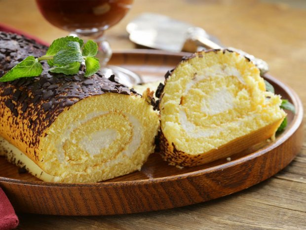 Biskuitrolle mit Creme