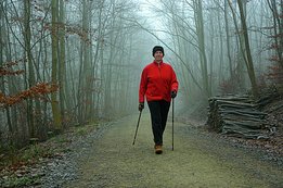 Eine Frau beim Walking