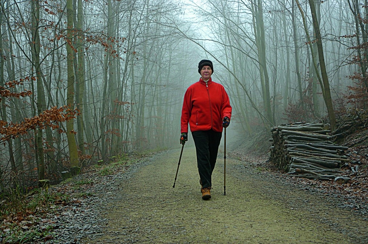 Eine Frau beim Walking