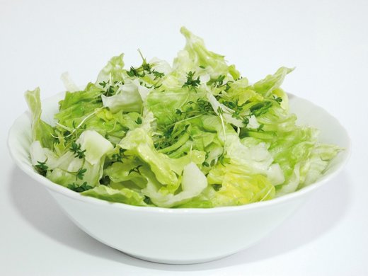 Eisbergsalat mit Kressedressing