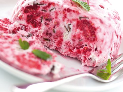 Himbeerparfait mit Pfirsichspalten