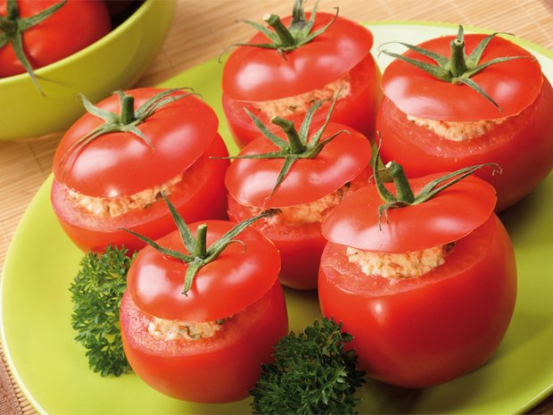 Mit Auberginenpüree gefüllte Tomate