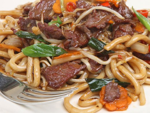 Gebratenes Rindfleisch mit Zuckerschoten
