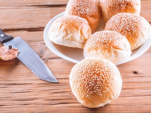 Sesamflachsbrötchen mit Bärlauchbutter