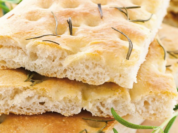 Olivenfocaccia mit Tomaten-Rosmarin-Butter