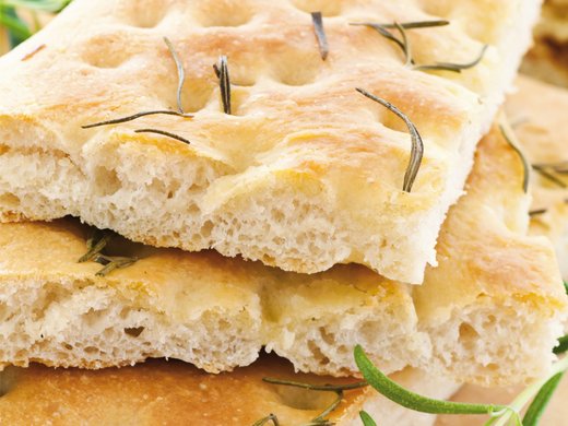 Olivenfocaccia mit Tomaten-Rosmarin-Butter