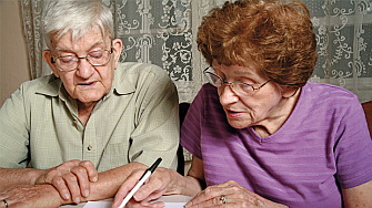 Paar beim Lesen von Dokumenten